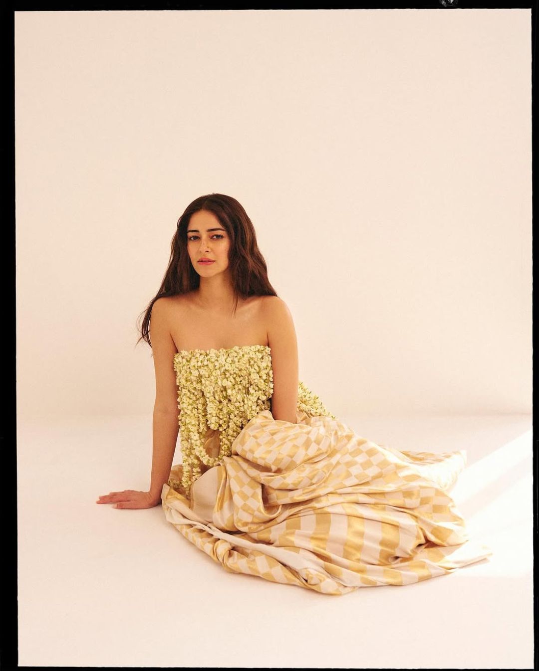 Ananya Panday: మల్లెపూలతో డ్రెస్.. వెరైటీ అటైర్‌లో పిచ్చెక్కిస్తున్న అనన్య..