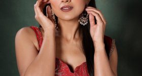 Shraddha Srinath: కొంటె చూపుతో కట్టిపడేస్తున్న ‘డాకు మహారాజ్’ బ్యూటీ.. రెడ్ డ్రెస్సులో మరింత అందంగా..