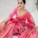 Sravanthi Chokarapu: చీరలో ముస్తాబయిన స్రవంతి.. చూడచక్కగా ఉందే.!