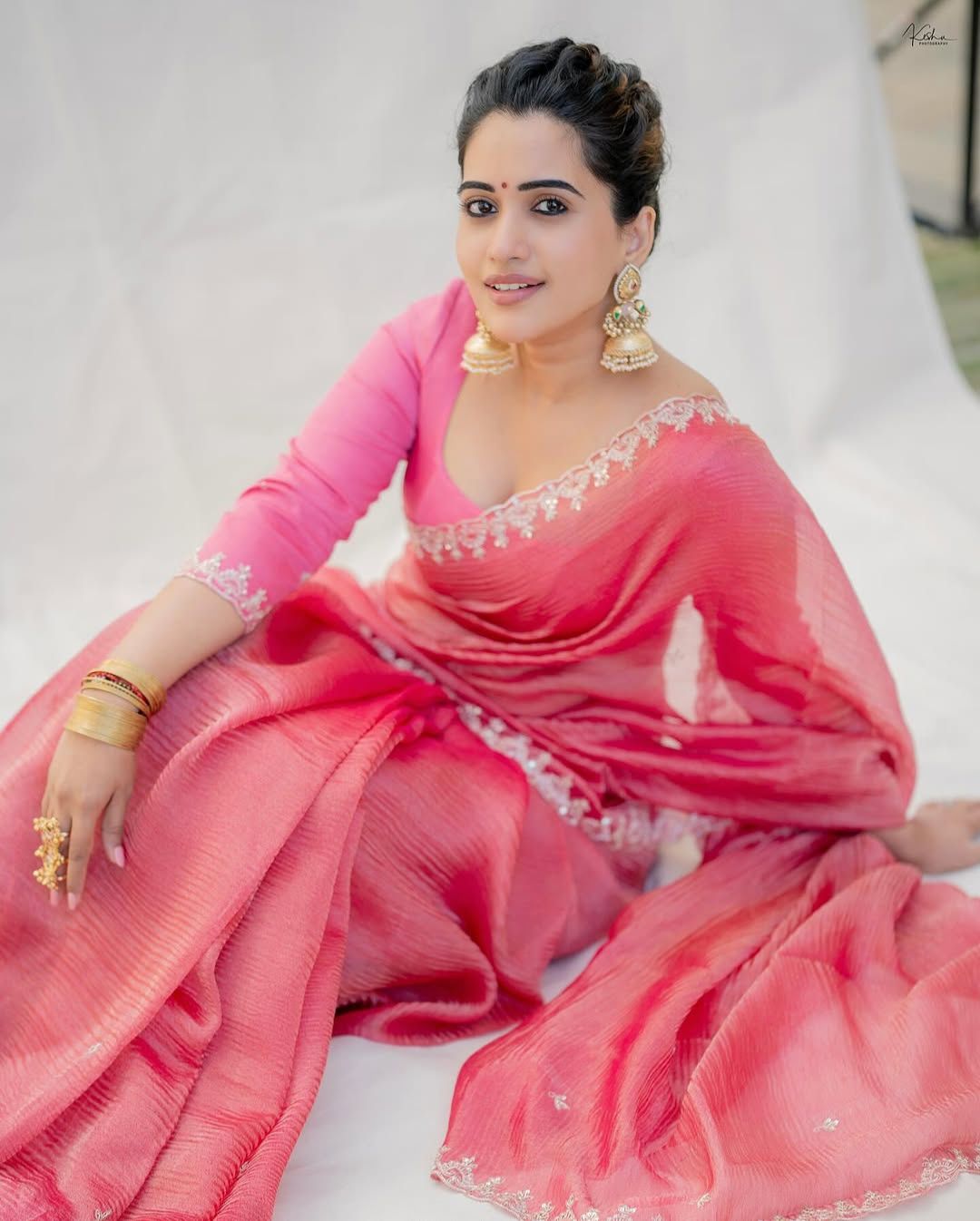 Sravanthi Chokarapu: చీరలో ముస్తాబయిన స్రవంతి.. చూడచక్కగా ఉందే.!
