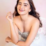 Rukshar Dhillon: వైట్ డ్రెస్‌లో మనసు దోచేస్తున్న రుక్సర్.. ప్రిన్సెస్‌లా ఉందే.!