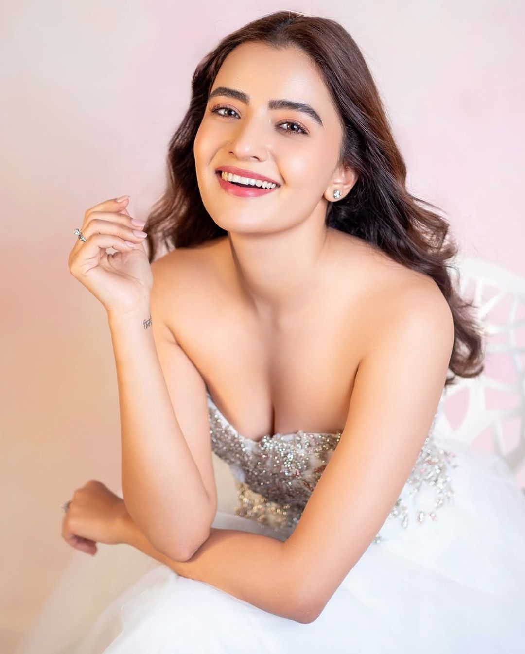 Rukshar Dhillon: వైట్ డ్రెస్‌లో మనసు దోచేస్తున్న రుక్సర్.. ప్రిన్సెస్‌లా ఉందే.!