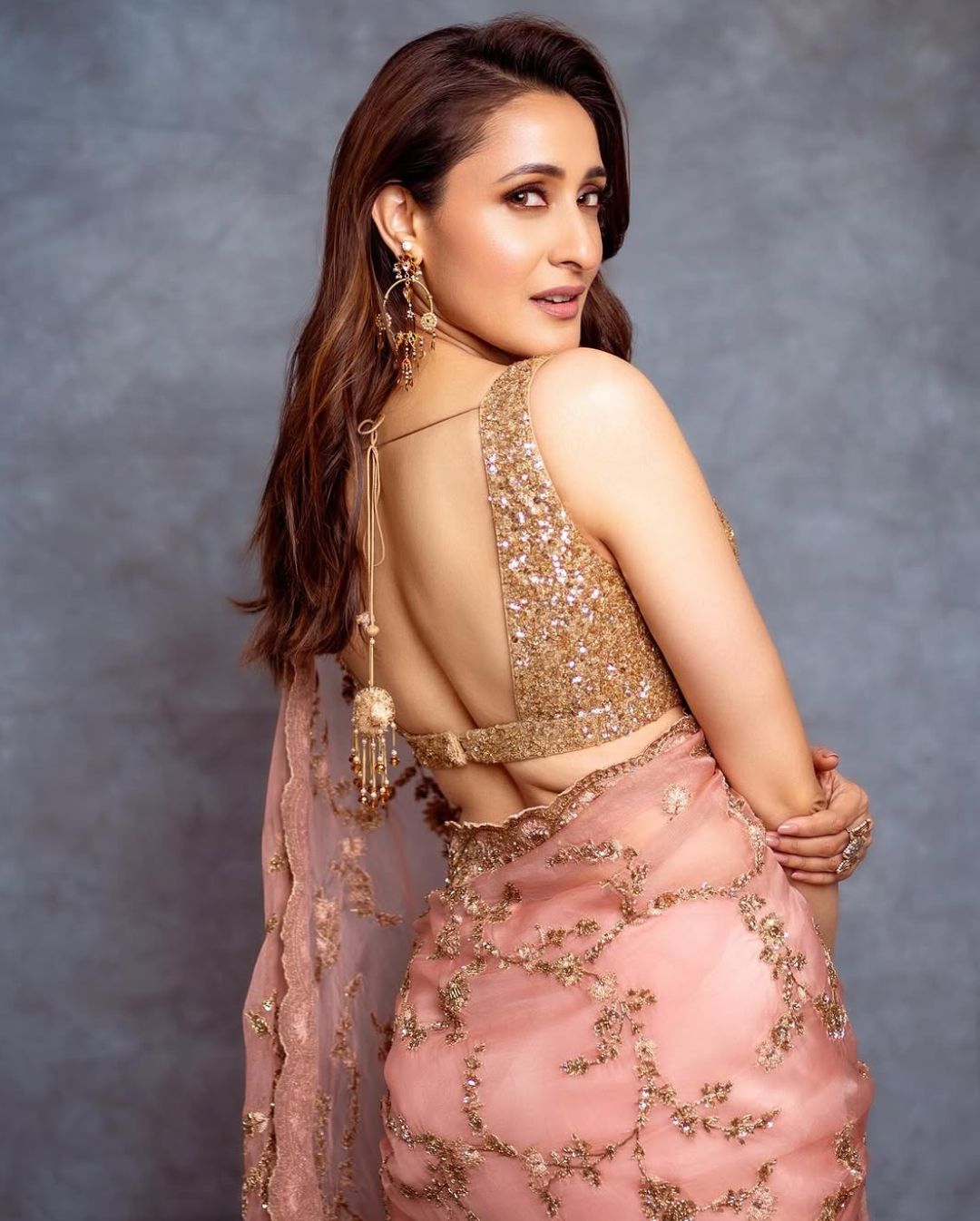 Pragya Jaiswal: గులాబీ లాంటి అందంతో ప్రగ్యా.. చీరకట్టులో మరింత ముద్దుగా.!