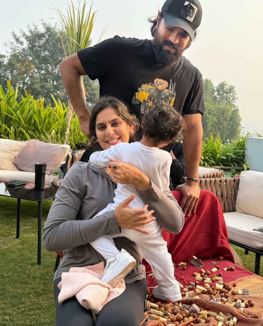 Ram Charan: మెగా ఇంట్లో సంక్రాంతి సంబరాలు.. కూతురికి భోగి పళ్ళు పోస్తూ..!