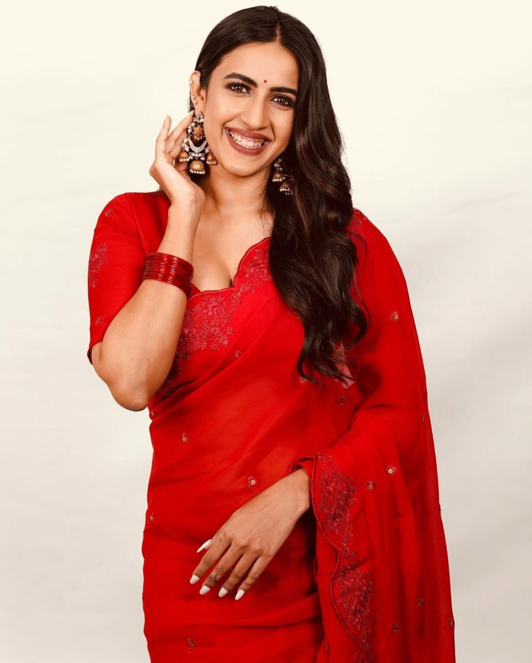 Niharika Konidela: ఎరుపు చీరలో మెగా వారసురాలు.. ఎవ్వరి దిష్టి తగలకూడదు.!