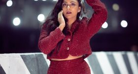 Vithikasheru: నడిరోడ్డుపై అందాలతో చెమటలు పట్టిస్తున్న వితికా షేరు..!