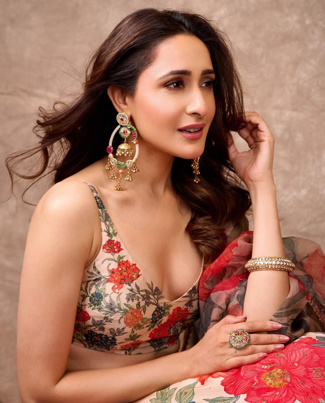 Pragya Jaiswal: లెహంగాలో చెక్కిలిగింతలు పెడుతున్న బాలయ్య హీరోయిన్..!