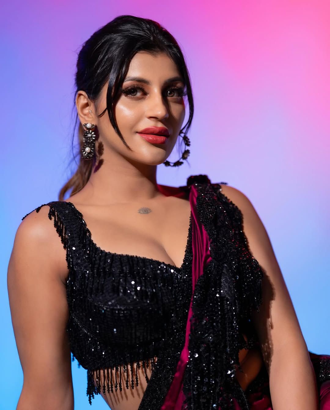 Yashika Anand: అందాలతో రచ్చ చేస్తున్న యంగ్ బ్యూటీ.. మతి పోవాల్సిందే..!