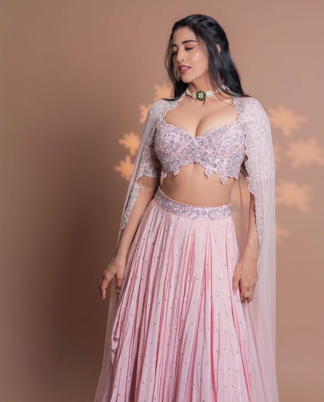 Daksha Nagarkar: ట్రెడిషనల్ దుస్తుల్లో కూడా అందాలతో రెచ్చగొడుతున్న  దక్ష..!