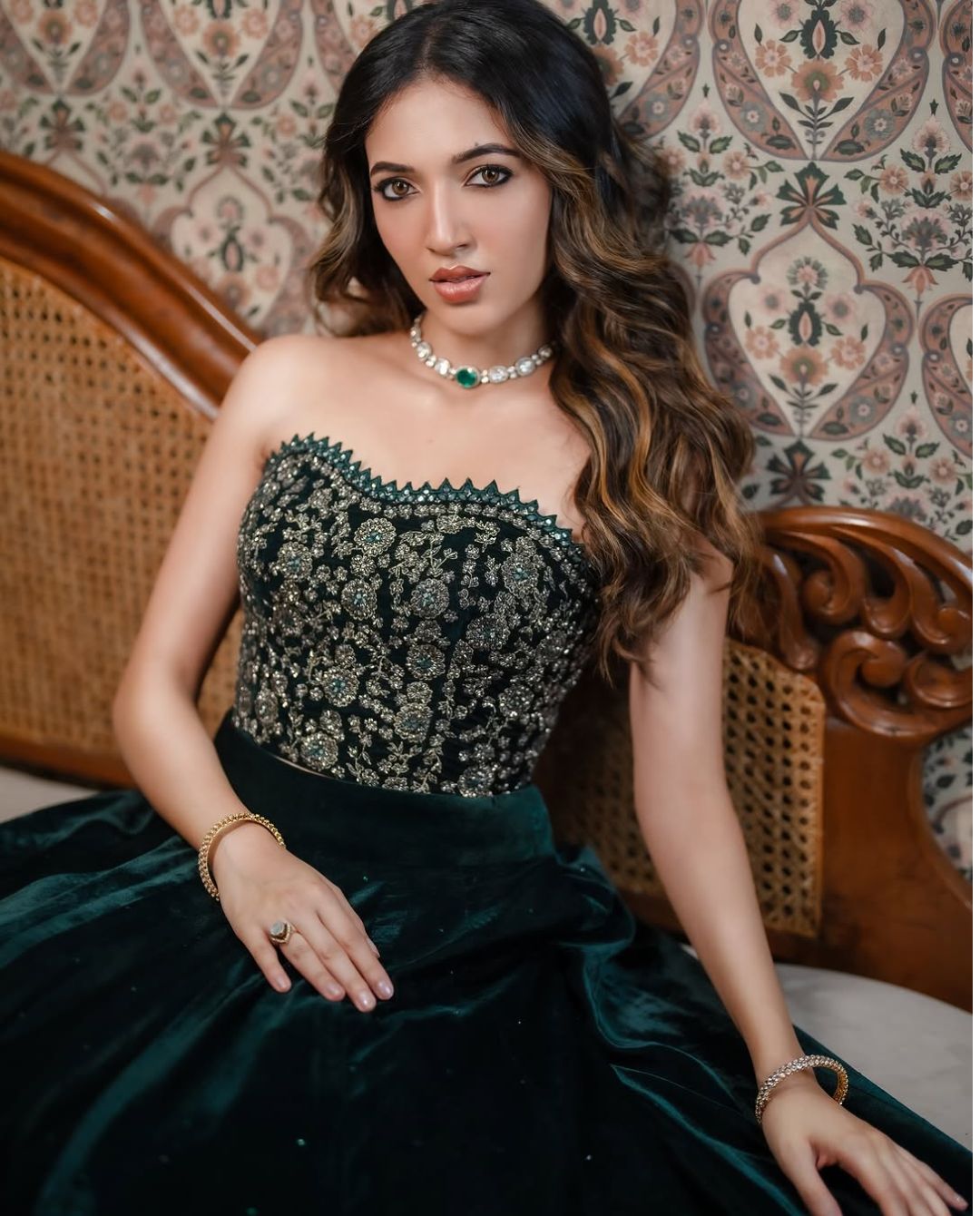 Neha Shetty: వెల్వెట్ గౌన్ లో నిషా ఎక్కిస్తున్న టిల్లు బ్యూటీ..!