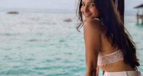 Andrea Jeremiah: బీచ్‌లో సింగర్ అందాల ఆరబోత.. రచ్చో రచ్చస్య..