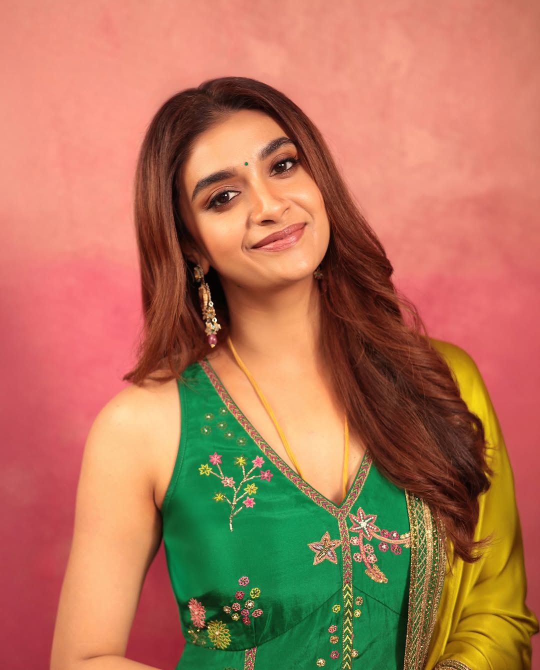 Keerthy Suresh : చంద్రుడు సైతం సిగ్గుపడేలా అందాలతో ఆకట్టుకుంటున్న మహానటి..!