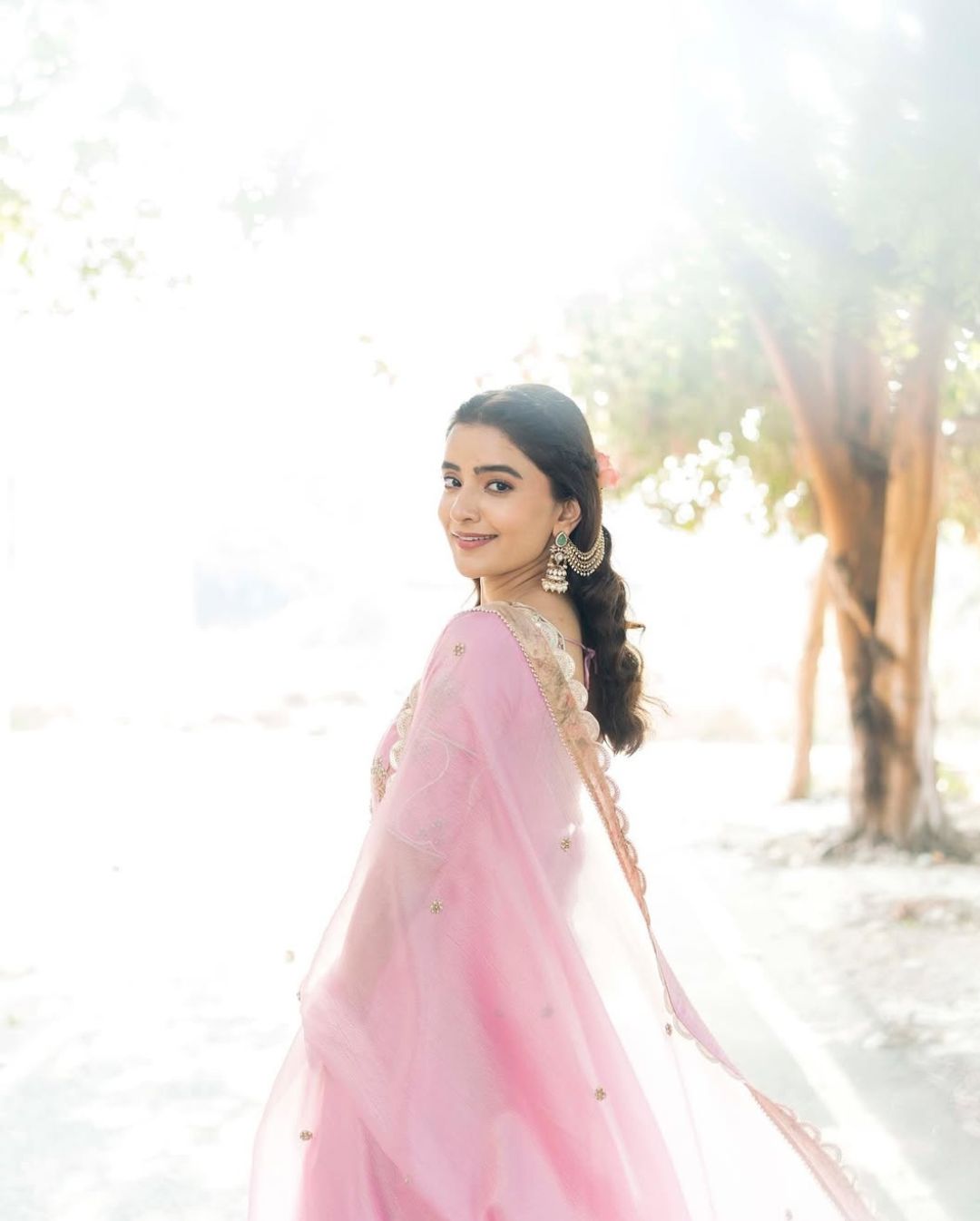Rukshar Dhillon: పింక్ శారీలో ప్రేమను పంచుతున్న నాని హీరోయిన్..