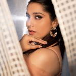 Rashmi Gautam: తెర వెనుక రష్మీ అందాలు.. కొంటె చూపుతో కవ్విస్తోందిగా.!