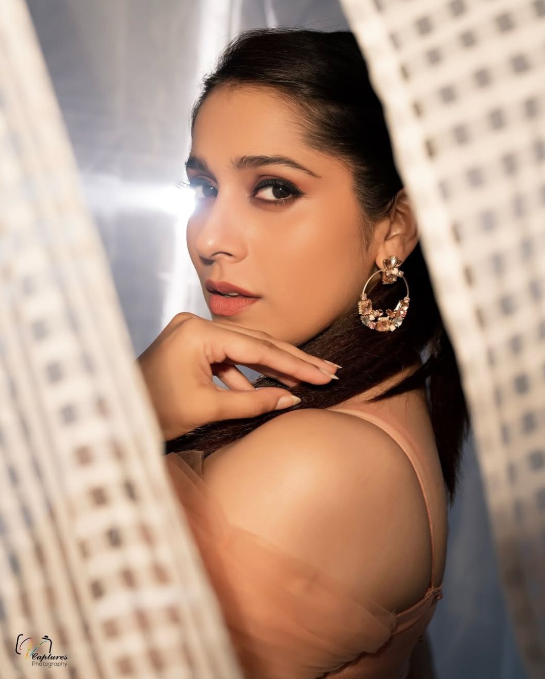 Rashmi Gautam: తెర వెనుక రష్మీ అందాలు.. కొంటె చూపుతో కవ్విస్తోందిగా.!
