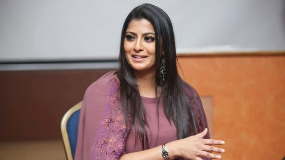 Varalakshmi Sarath Kumar: మొదట్లో అవమానించారు.. ఇప్పుడు అదే నా కెరియర్ కు ప్లస్ అయ్యింది..!