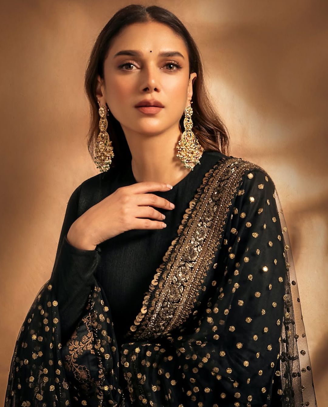 Aditi Rao Hydari : బ్లాక్ డ్రెస్సులో అదితి అందాలు చూడతరమా.. రెండుకళ్లు చాలట్లేదుగా..