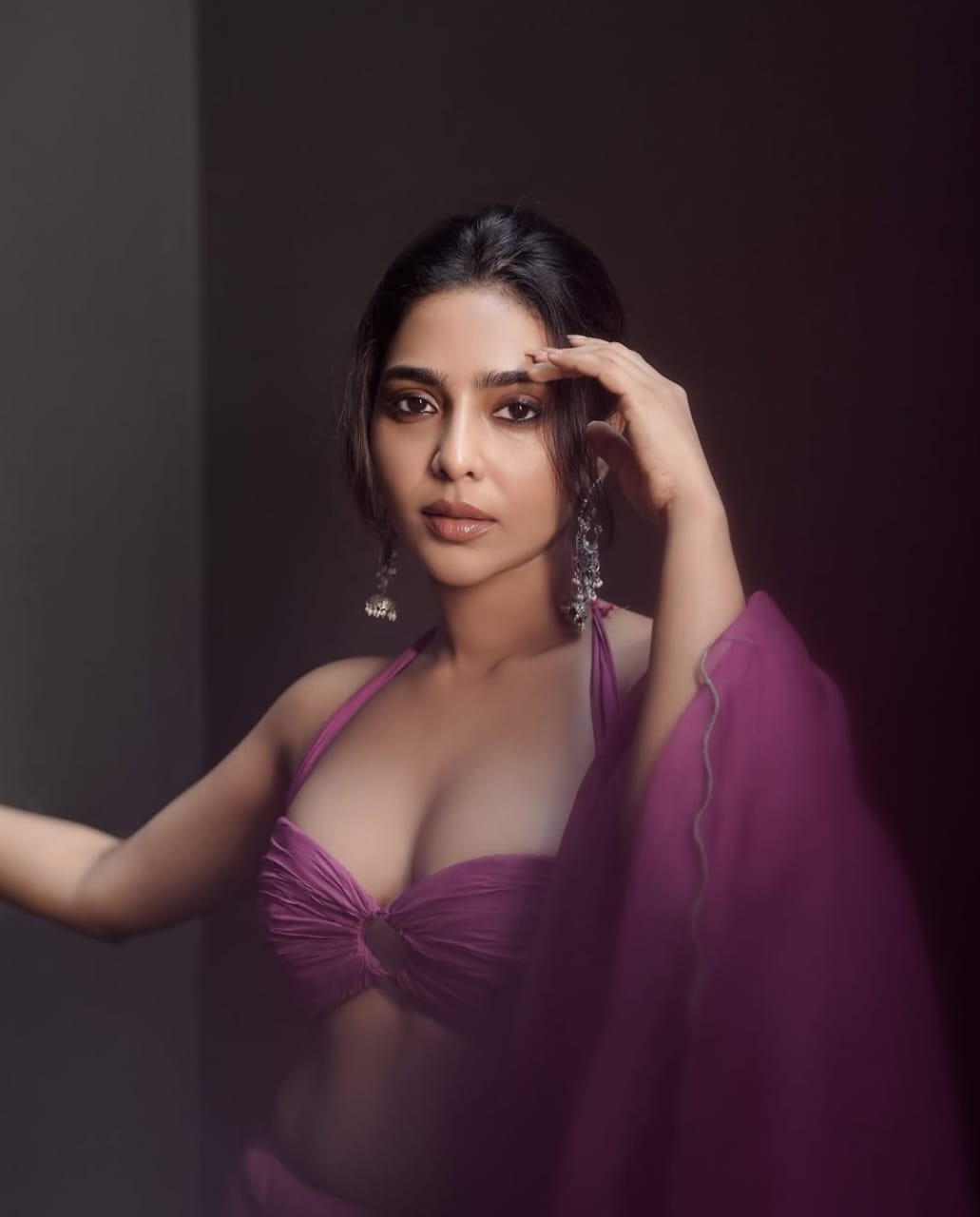 Aishwarya Lekshmi: స్టైలిష్ లుక్ లో చూపు తిప్పుకొనివ్వకుండా చేస్తున్న ఐశ్వర్య లక్ష్మీ..