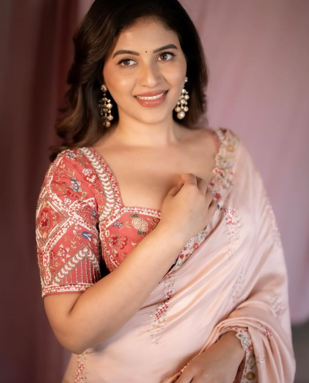 Anjali :చీరలో సన్నజాజితీగలా అంజలి.. చూసేందుకు రెండు కళ్లు సరిపోవేమో..