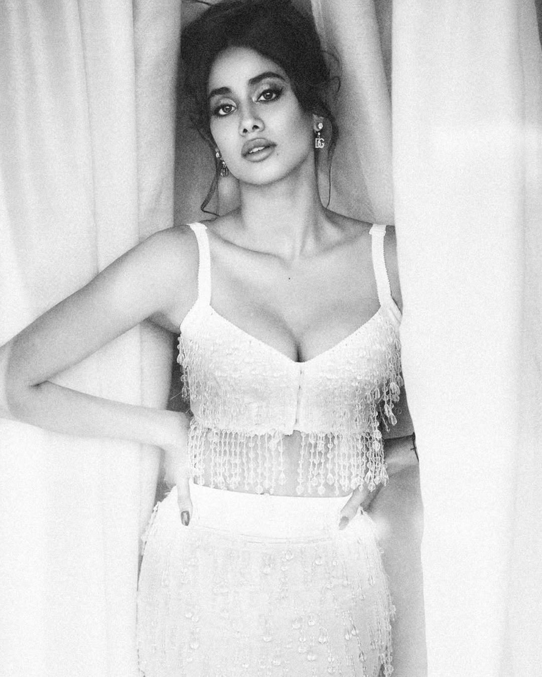 Janhvi Kapoor: దేవర బ్యూటీ.. క్లివేజ్ షోతోనే కైపెక్కిస్తుందే