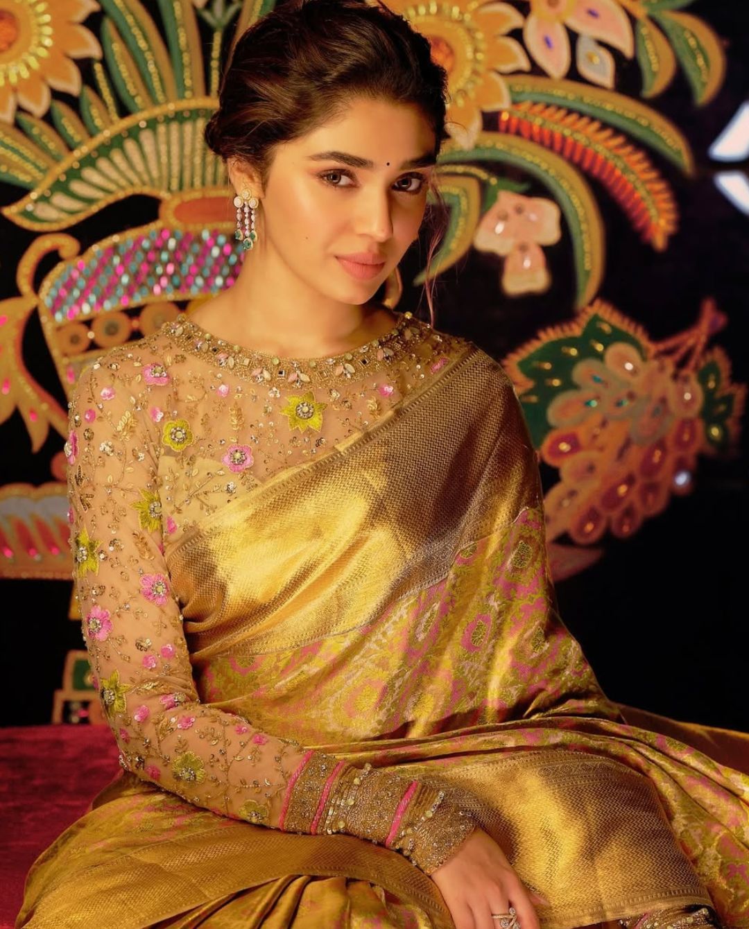 Krithi Shetty : గోల్డ్ శారీలో బంగారపు బొమ్మలా బేబమ్మ .. ఏమందం మామా..