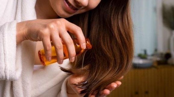 Hair Oil: వీళ్లు జుట్టుకు నూనె ఎక్కువగా అప్లై చేయకూడదు.. ఎందుకంటే ?