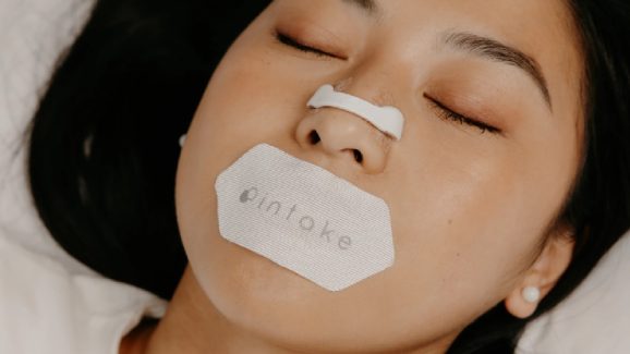 Snoring Tips: నోటికి ప్లాస్టర్ వేసుకుంటే గురక ఆగిపోతుందా? ఏం జరుగుతుంది?