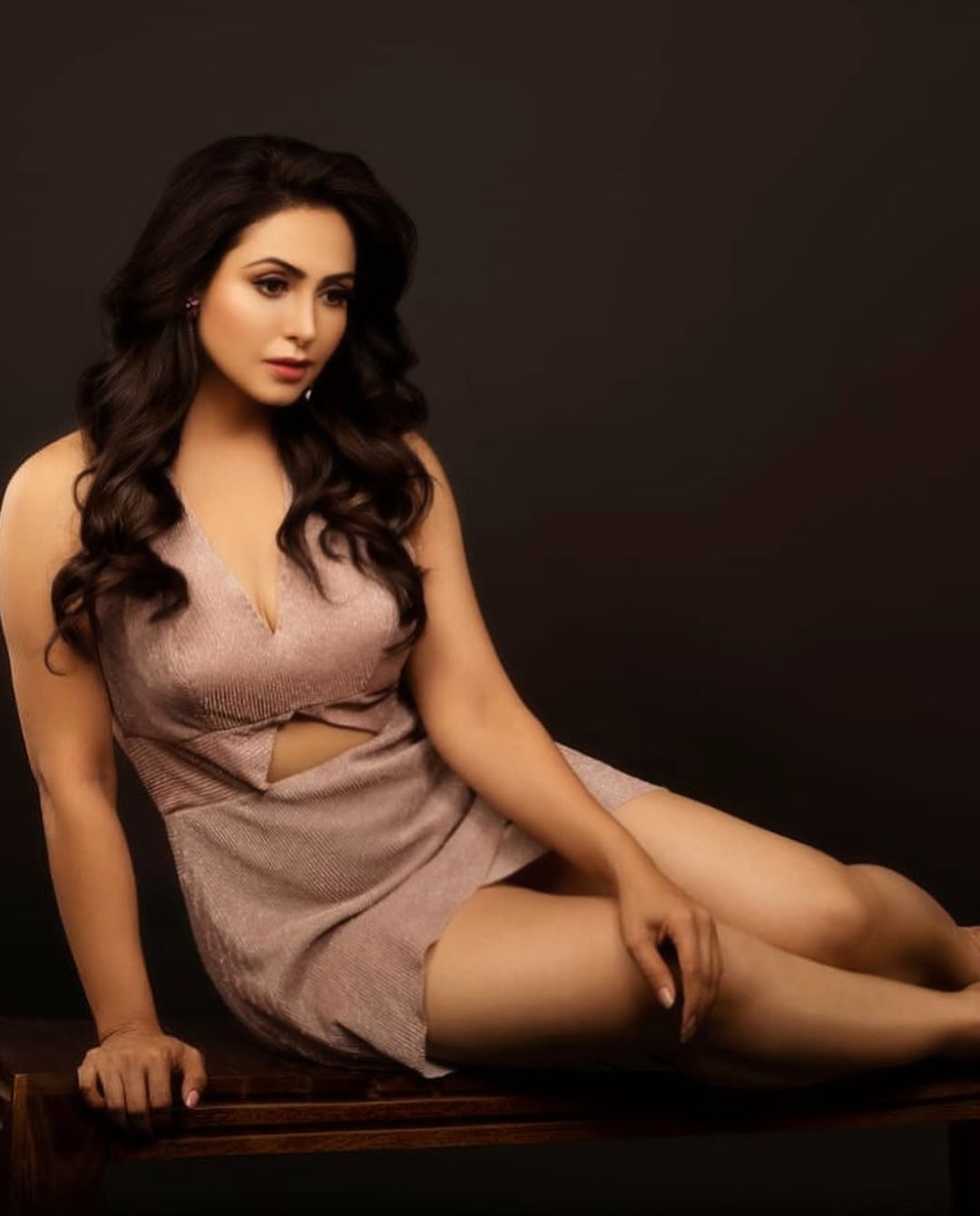 Nandini Rai: మోడ్రన్ లుక్ లో గ్లామర్ డోస్ పెంచేసిన నందిని రాయ్.. మరి ఇంతగా చూపిస్తే తట్టుకోలేరు..