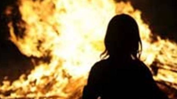 Wife Immolate Husband : నిద్రపోతున్న భర్తకు నిప్పంటించిన భార్య.. ఆత్మహత్య అంటూ ప్రచారం.. ఎలా తెలిసిందంటే?