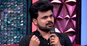Anchor Roshan: ఆయనే నాకు ధైర్యాన్ని ఇచ్చారు.. స్టేజిమీద వెక్కి వెక్కి ఏడ్చిన యాంకర్ రోషన్