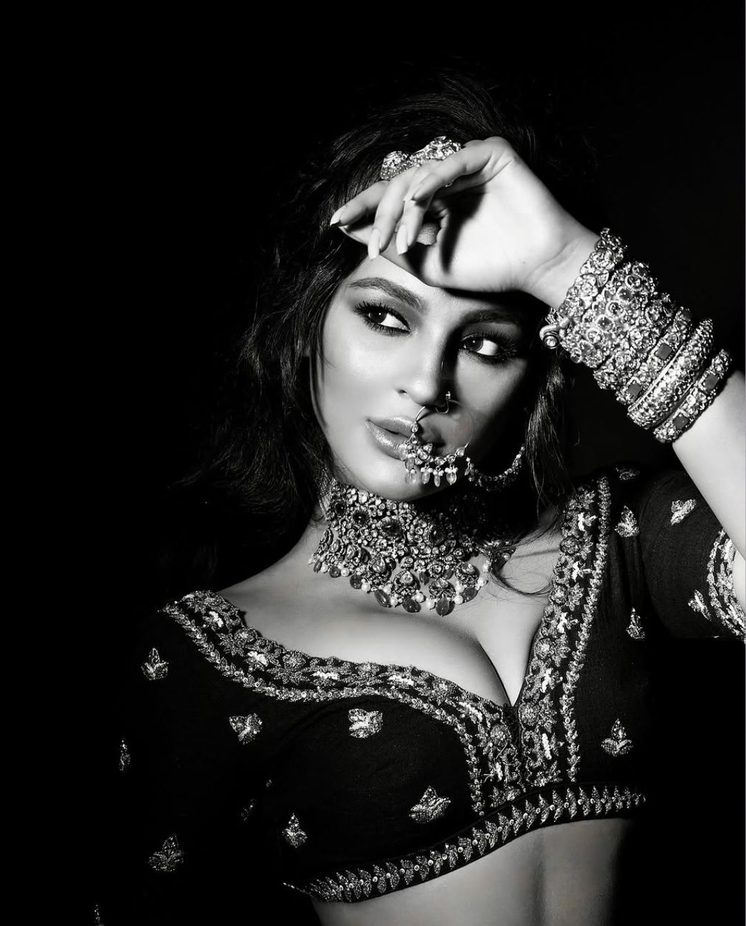 Seerat Kapoor : బ్లాక్ అండ్ వైట్ లో గ్లామర్ క్వీన్ లా సీరత్ కపూర్.. చూపు తిప్పుకోవడం కష్టమే..
