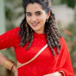 Sravanthi Chokarapu : రెడ్ శారీలో యాంకరమ్మ యమ ఘాటు గురు..