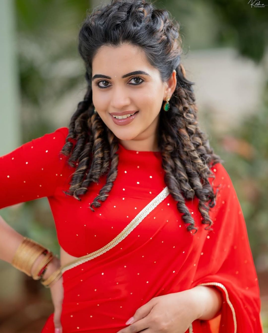 Sravanthi Chokarapu : రెడ్ శారీలో యాంకరమ్మ యమ ఘాటు గురు..