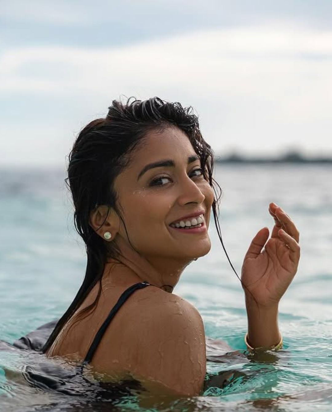 Shriya Saran : బీచ్ లో బికినీలో తడి అందాలతో హీటేక్కిస్తున్న శ్రీయా శరన్..