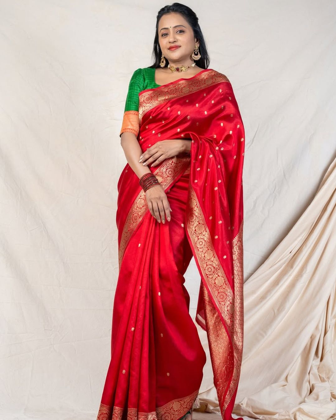 Suma Kanakala: ఎర్ర కోక.. పచ్చ రైకా.. కట్టుకొచ్చిందిరో సుమక్క