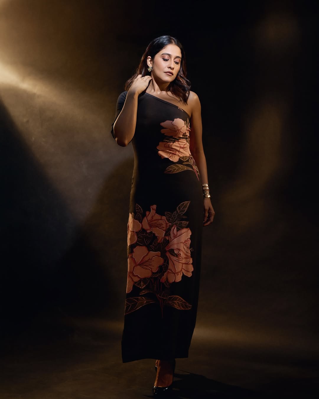 Regina cassandra ( Source / Instagram ) Regina cassandra Photo Gallery