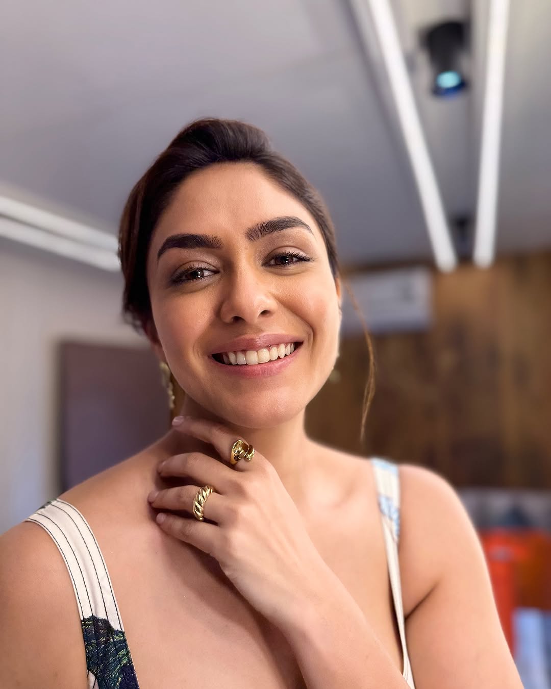 Actress Mrunal Thakur Photo gallery