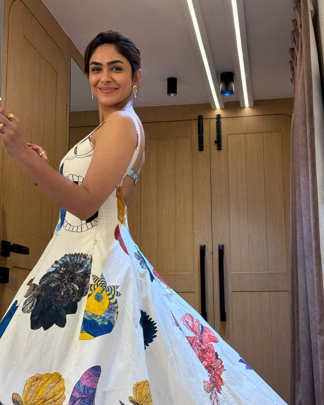 Actress Mrunal Thakur Photo gallery