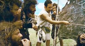 OTT Movie : టైమ్ ట్రావెల్ చేసి ఆది మానవులకు చదువు చెప్పే ఘనుడు... కడుపుబ్బా నవ్వించే కామెడీ ఎంటర్టైనర్