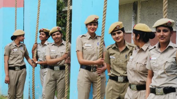 Female Police Officers: దేశంలో అత్యధిక మహిళా పోలీసులు ఉన్న రాష్ట్రాలు ఇవే..  ఏపీ ప్లేస్ ఎంతో తెలుసా?