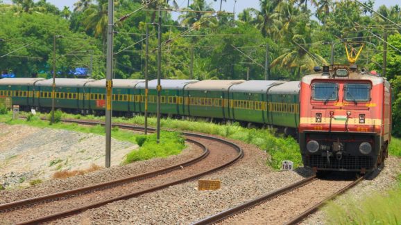 Cheapest AC Train: లగ్జరీ సౌకర్యాలు, అతి తక్కువ ఛార్జ్..  దేశంలో అత్యంత చౌకైన ఏసీ రైలు గురించి తెలుసా?