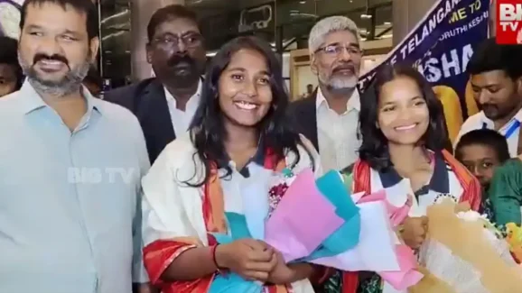 Gongadi Trisha: తెలంగాణ తడాఖా చూపించా.. శంషాబాద్ ఎయిర్ పోర్టులో త్రిష !