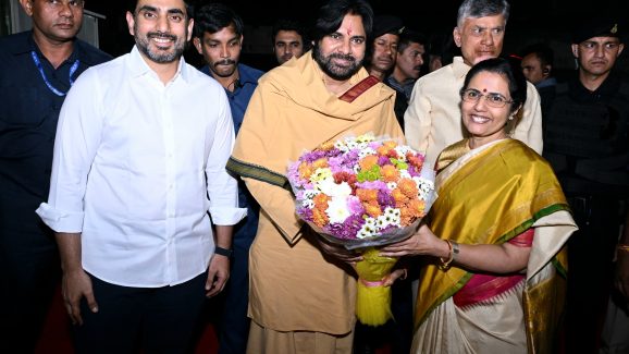 Pawan Kalyan: టికెట్ కొనని పవన్.. భువనమ్మకు పెద్ద కానుకే ఇచ్చారు