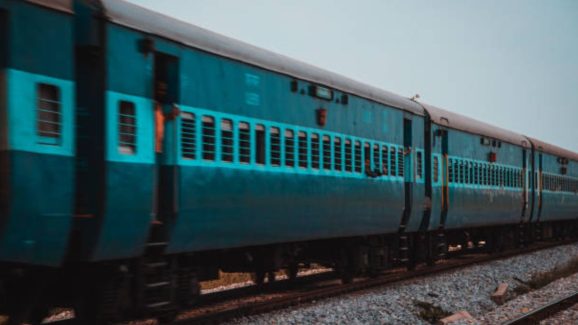 Jobs in Indian Railways: రైల్వేలో 32,438 ఉద్యోగాలు.. దరఖాస్తుకు ఇంకా కొన్ని రోజులు మాత్రమే ఛాన్స్..