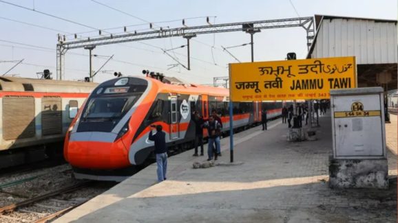 Indian Railways: జమ్మూ- శ్రీనగర్ రూట్ లో పరుగులు తీసే తొలి రైలు వందే భారత్ కాదా? ఇదీ అసలు కథ!