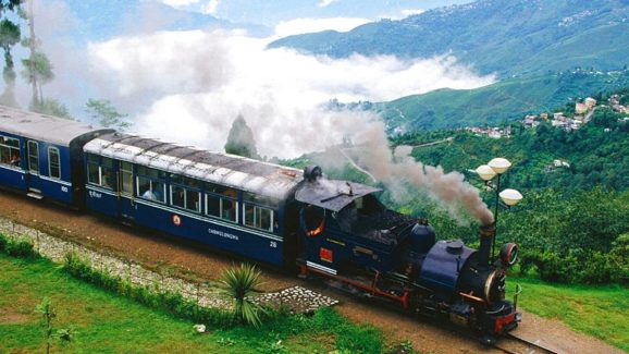 India’s Railway station Highest: ఆకాశాన్ని తాకేంత ఎత్తులో రైల్వే స్టేషన్.. ఎక్కడుందో తెలుసా?