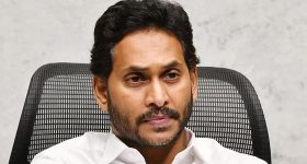 Jagan With Leaders: తిరుమల లడ్డూ కల్తీ వ్యవహారంలో అరెస్టులు.. కొందరి నేతలతో జగన్ మంతనాలు!