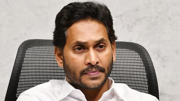 Jagan With Leaders: తిరుమల లడ్డూ కల్తీ వ్యవహారంలో అరెస్టులు.. కొందరి నేతలతో జగన్ మంతనాలు!