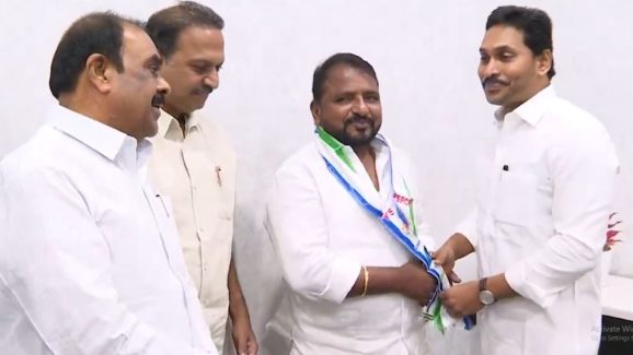 Sailajanath Joins Ysrcp: అనుకున్నట్టుగా వైసీపీలోకి శైలజనాథ్.. కండువా కప్పిన జగన్