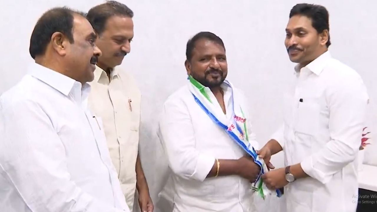 Sailajanath Joins Ysrcp: అనుకున్నట్టుగా వైసీపీలోకి శైలజనాథ్.. కండువా కప్పిన జగన్